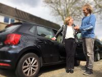 Afbeelding: AM senior helpen uitstap auto orgineel