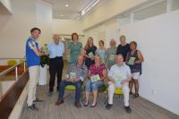 Afbeelding: foto overhandiging Mantelzorggids
